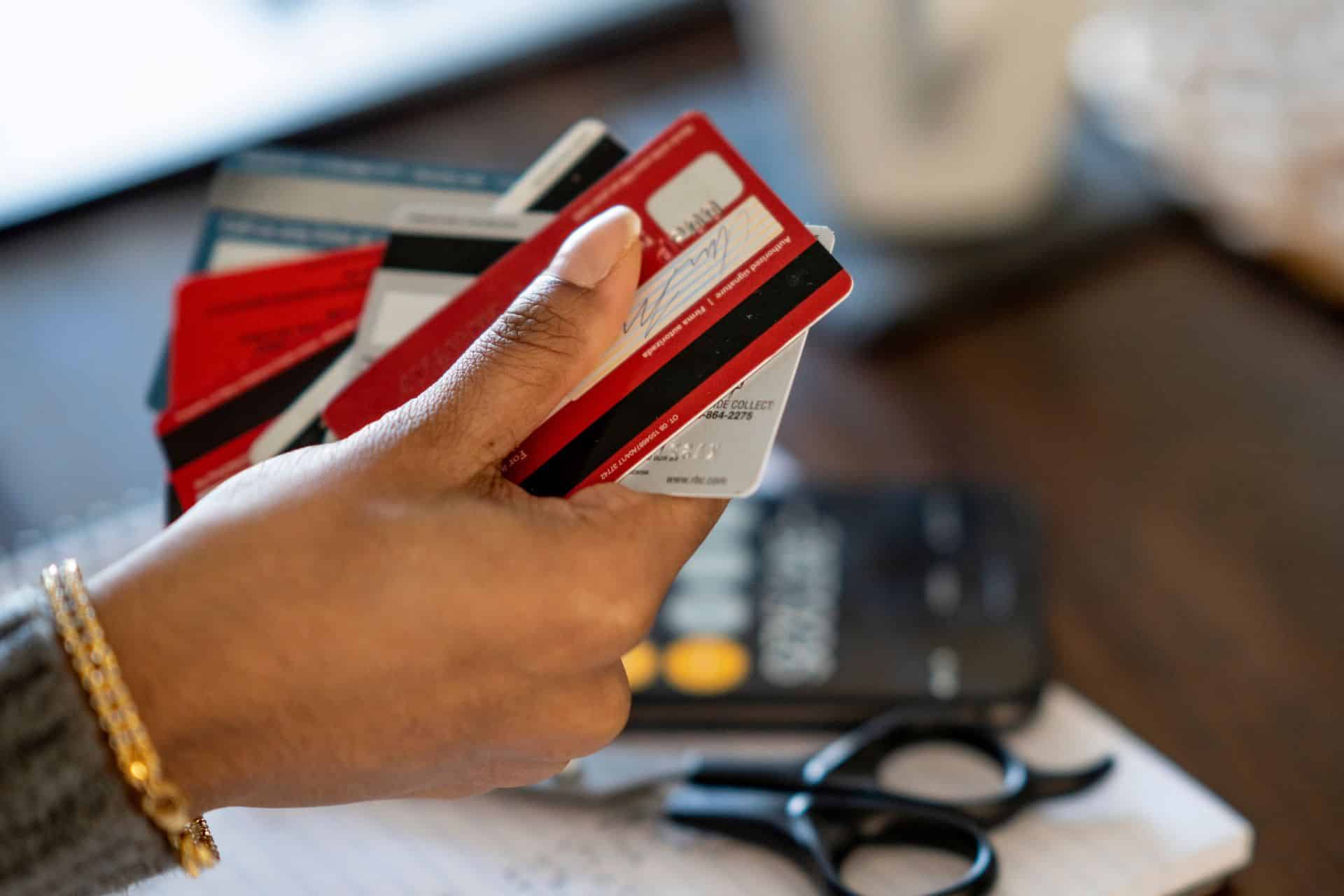 A alta inadimplência no Brasil reflete gestão financeira deficiente e impacto emocional das compras