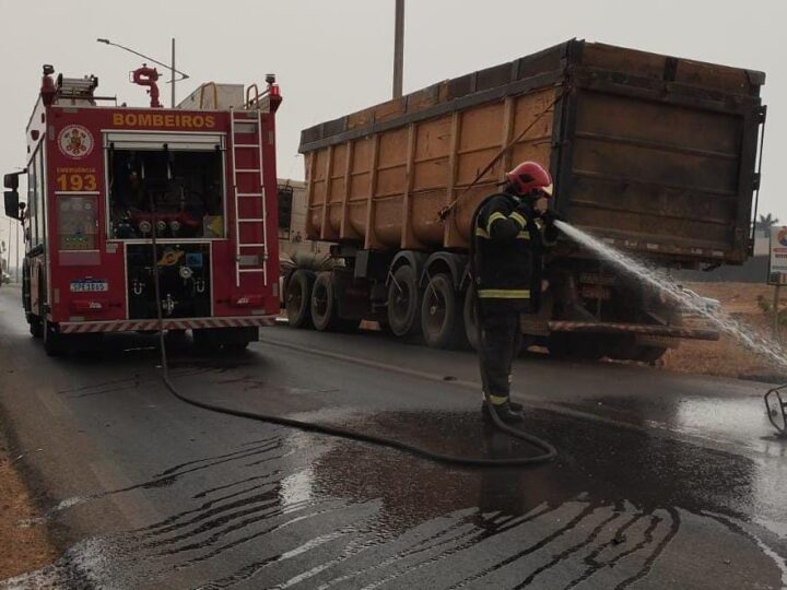 Bombeiros combatem incêndio em motocicleta em Primavera do Leste