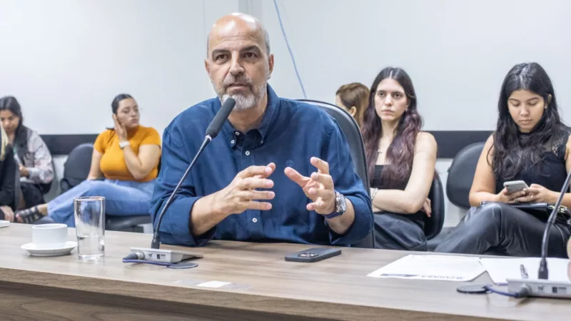 Secretário de Educação apresenta planejamento estratégico na Câmara