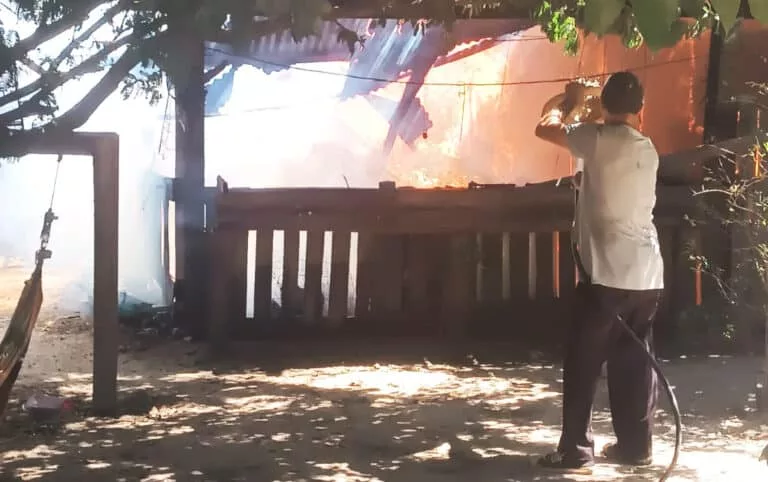 Incêndio Consome Residência de Madeira em Sinop: Moradores se Mobilizam para Combater as Chamas