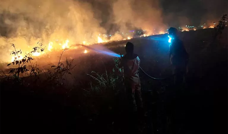 Sinop: Bombeiros Combatem Queimada no Bairro Residencial Paris