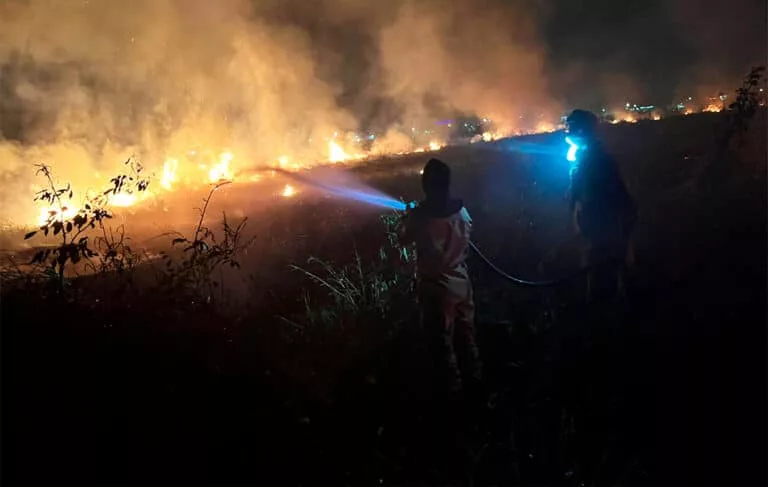 Sinop: Bombeiros Combatem Queimada no Bairro Residencial Paris