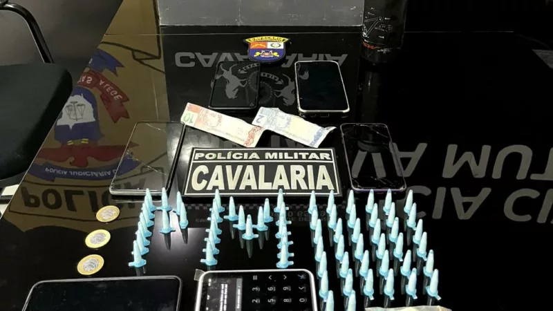 Cavalaria da PM apreende 71 porções de drogas e prende dois faccionados