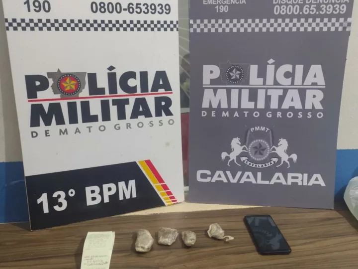 Cavalaria da PM prende dois por tráfico e apreende porções e tabletes de maconha em Lucas do Rio Verde