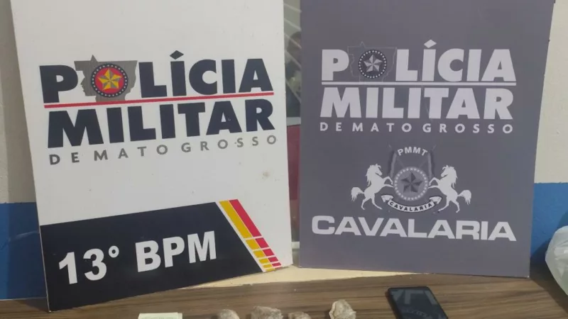 Cavalaria da PM prende dois por tráfico e apreende porções e tabletes de maconha em Lucas do Rio Verde