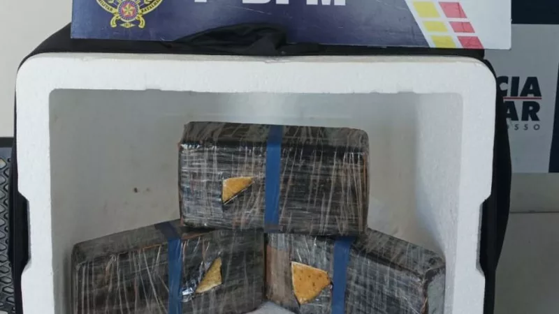 PM prende dois homens por furto a loja e apreende tabletes de cocaína