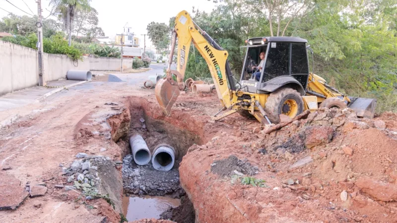 Prefeitura inicia manutenção na rede de drenagem no bairro Santa Amália
