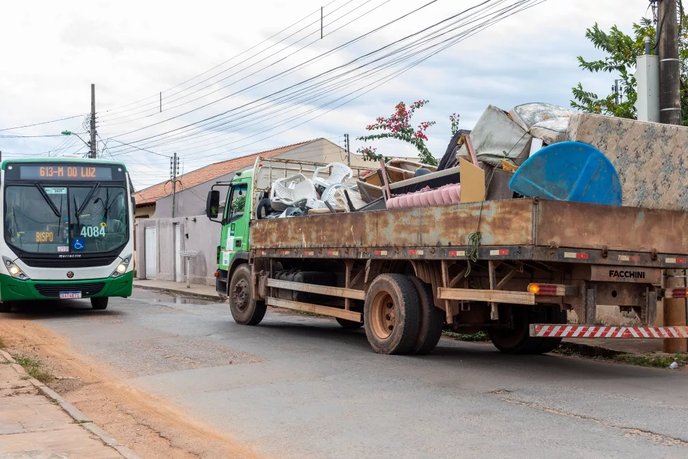 Operação Cata-treco atende Três Barras, Arraial dos Freitas e mais 12 bairros nesta semana