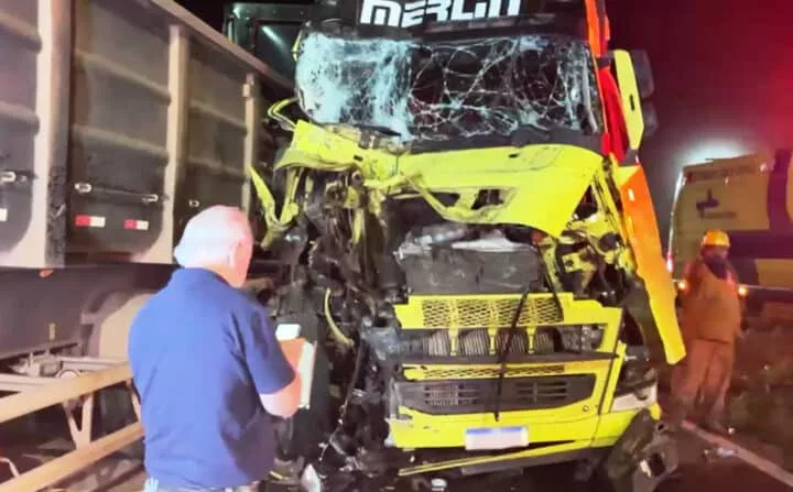 Carreta fica destruída após colisão com outra na BR-163 em Sinop
