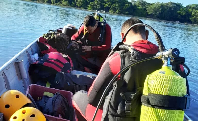 Corpo de homem que se afogou após barco virar no Nortão é resgatado pelos bombeiros
