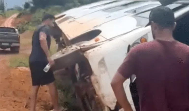 Ônibus de equipe do Joaninha tomba no Pará