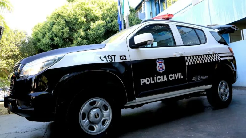 Polícia Civil prende homem por porte ilegal de arma e esposa por danificar delegacia