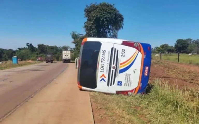 Ônibus tomba em rodovia de Mato Grosso; 4 feridos