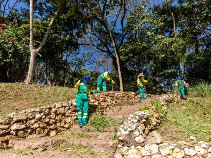 Prefeitura de Cuiabá finaliza operação no Morro da Luz com retirada de 30 toneladas de lixo