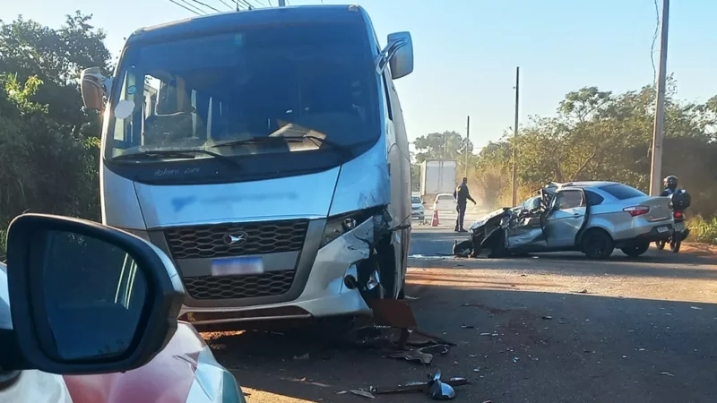Acidente entre carro e micro-ônibus deixa um preso às ferragens em Mato Grosso