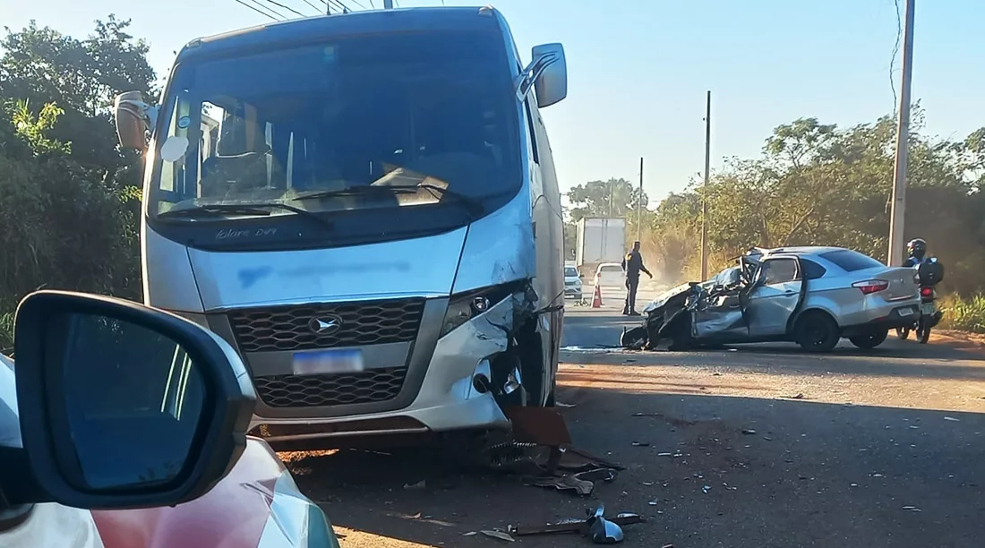 Acidente entre carro e micro-ônibus deixa um preso às ferragens em Mato Grosso