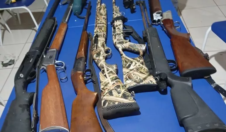 Polícia Militar prende dois homens por furto de armas e munições em Indiavaí