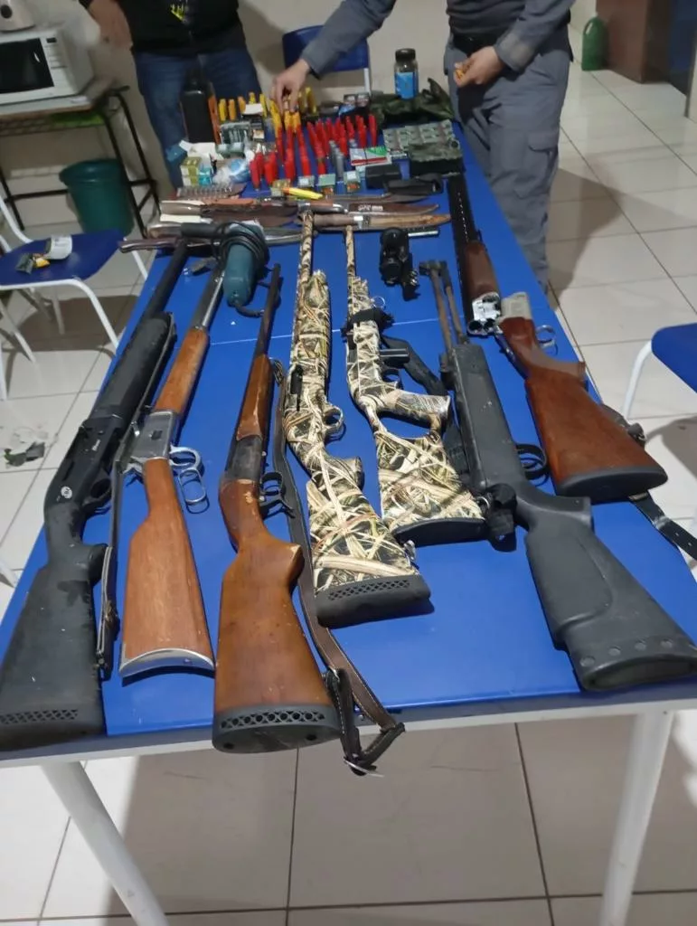 Polícia Militar prende dois homens por furto de armas e munições em Indiavaí
