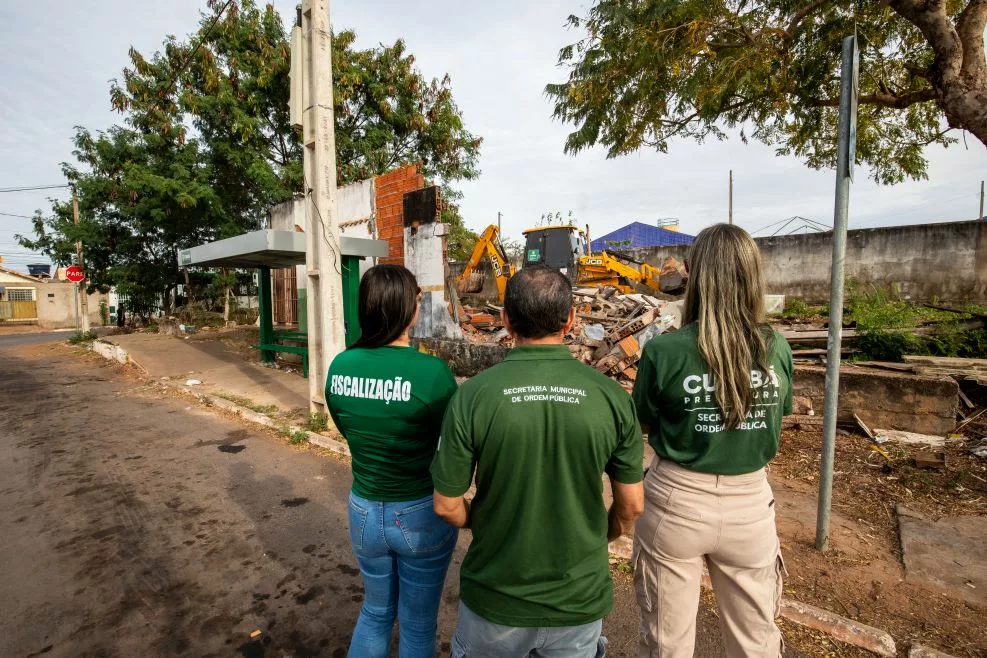 Prefeitura de Cuiabá faz demolição de obras irregulares usadas por criminosos