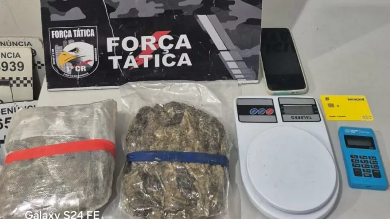 Força Tática prende dupla por tráfico de drogas e apreende pacotes de maconha