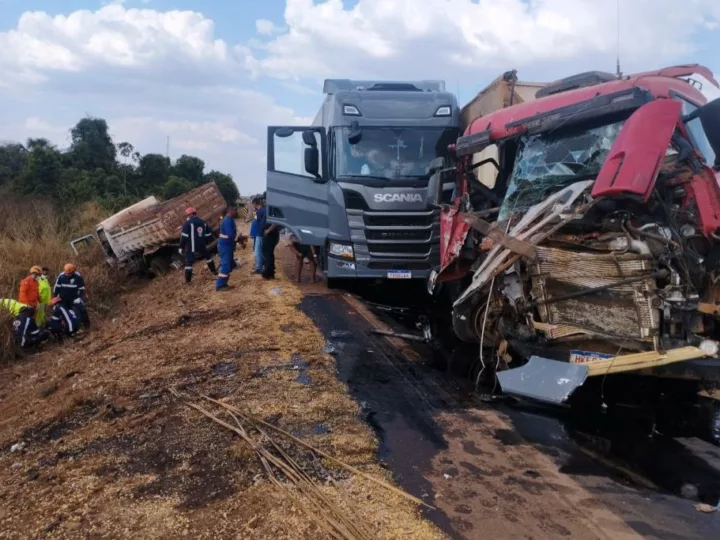 Colisão entre quatro caminhões deixa um homem ferido em Primavera do Leste
