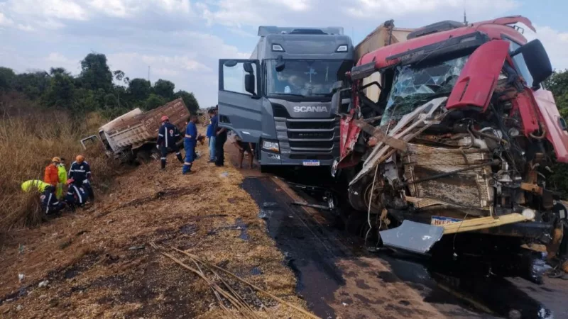 Colisão entre quatro caminhões deixa um homem ferido em Primavera do Leste