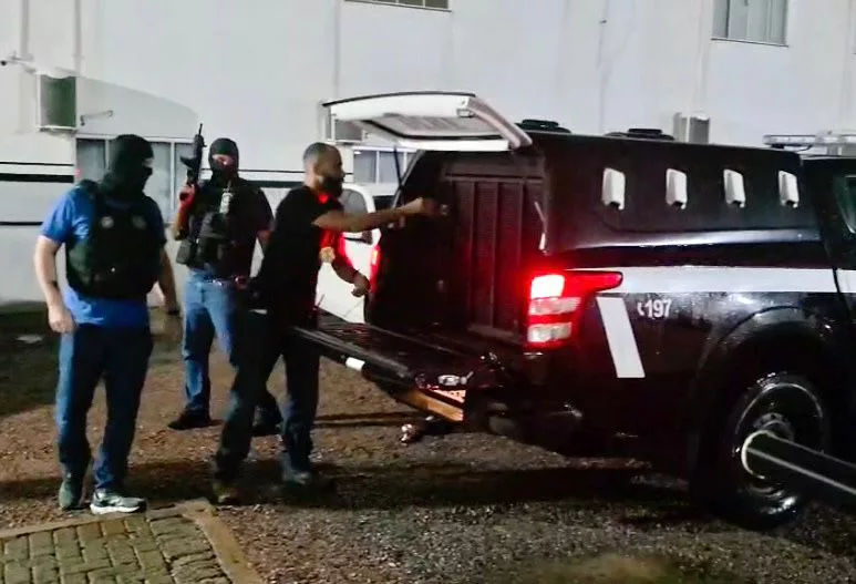 DERF prende dois por roubar quase R$ 30 mil, joias e armas de casal em Sinop