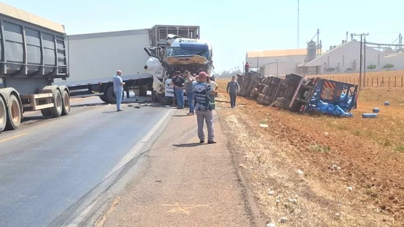 Caminhão e duas carretas se envolvem em acidente na BR-163 em Sorriso