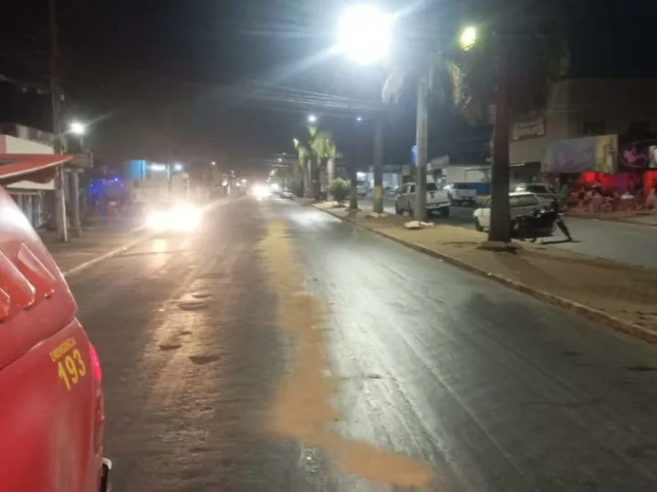Corpo de Bombeiros contém derramamento de óleo diesel em avenida de Primavera do Leste