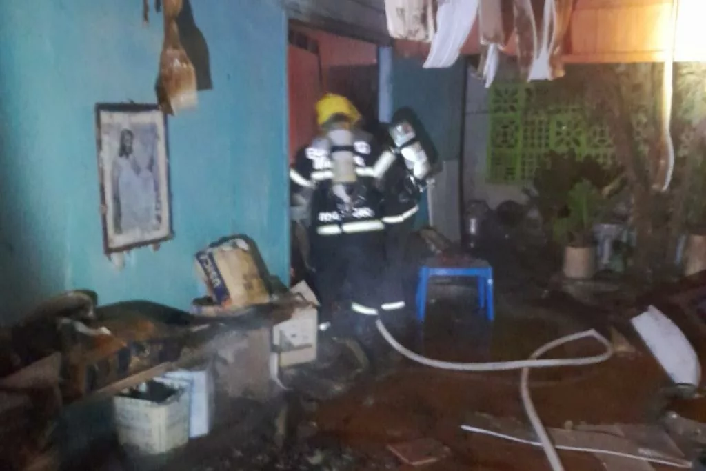 Corpo de Bombeiros Militar resgata idoso de incêndio em kitnet