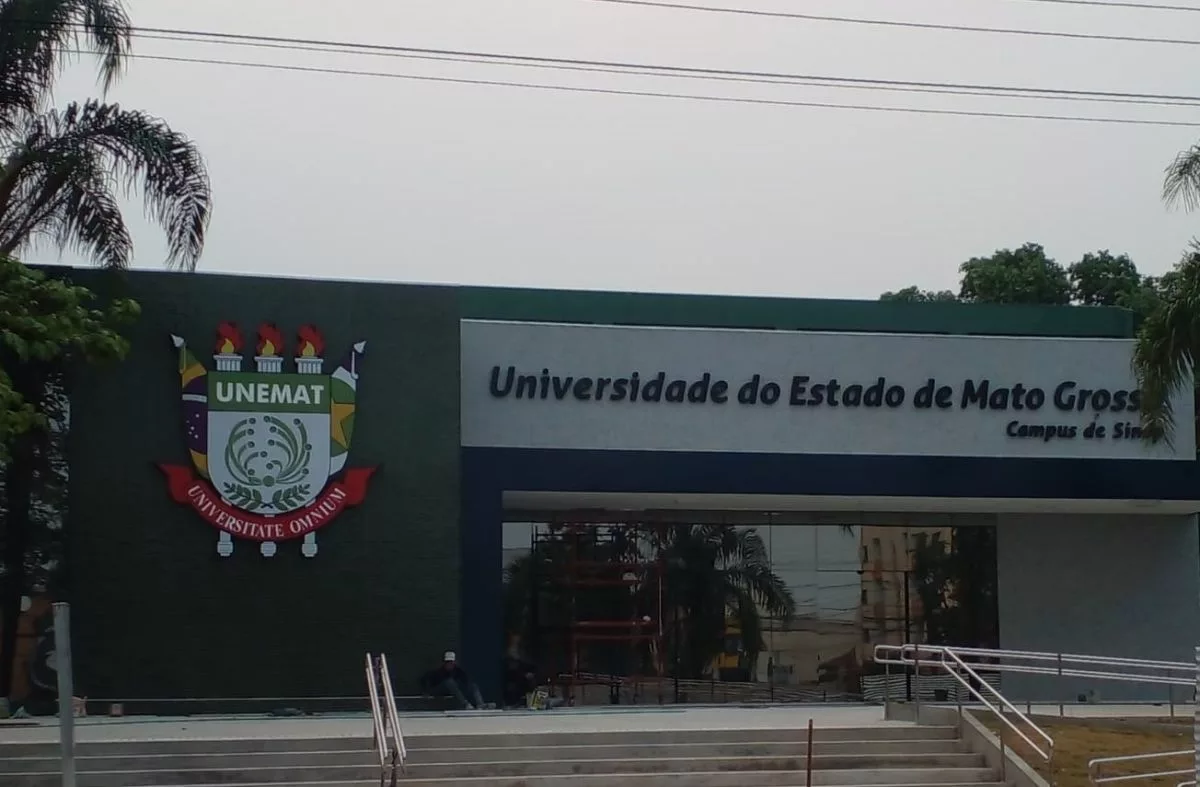 Câmara homenageia Unemat pelos 35 anos com entrega de títulos e moções em Sessão Solene