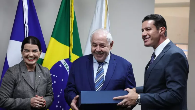 Presidente do TJMT recebe o primeiro kit atleta da 7ª Corrida do Judiciário