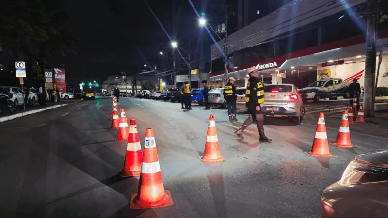 Fiscalização prende 12 condutores embriagados na avenida Isaac Póvoas na madrugada deste domingo (19)