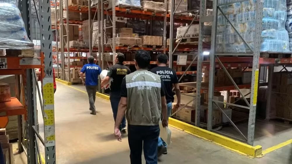 Mais de 7 mil garrafas de uísque com suspeita de adulteração são apreendidas em Várzea Grande