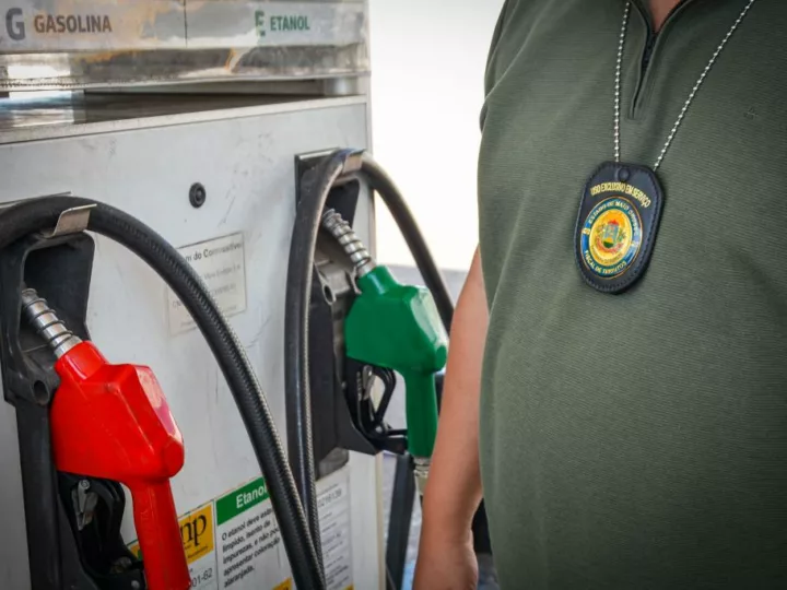 Sefaz participa de operação integrada e fiscaliza 28 postos de combustíveis em Cuiabá e Várzea Grande