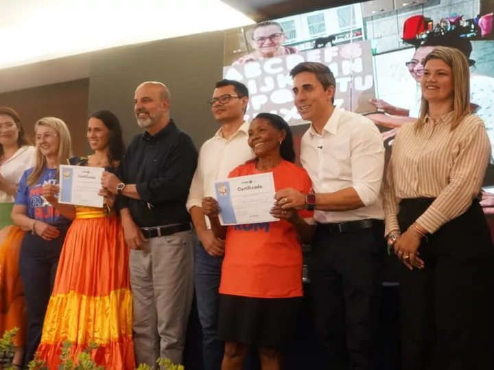 Idosos de Cuiabá recebem certificados de alfabetização em cerimônia do programa Mais MT Muxirum