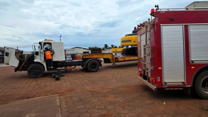 Corpo de Bombeiros controla incêndio em caminhão no pátio de posto de combustível