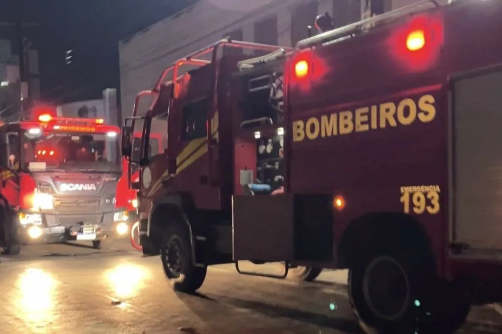Corpo de Bombeiros combate incêndio em edificação comercial