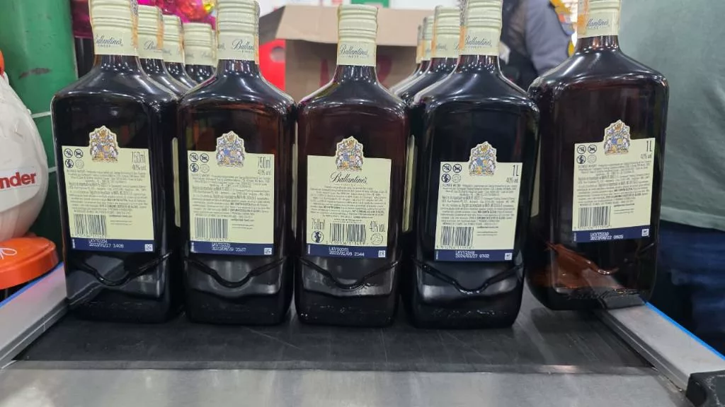 Fiscalização conjunta apreende 30 garrafas de whisky suspeitas de adulteração com metanol em Itanhangá