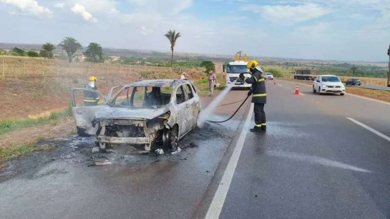 Corpo de Bombeiros combate incêndio em carro de passeio na BR-364