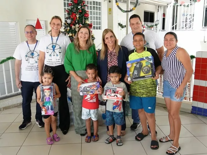 Natal Solidário do TJMT leva brinquedos a crianças com câncer e casas-lares de Cuiabá e VG