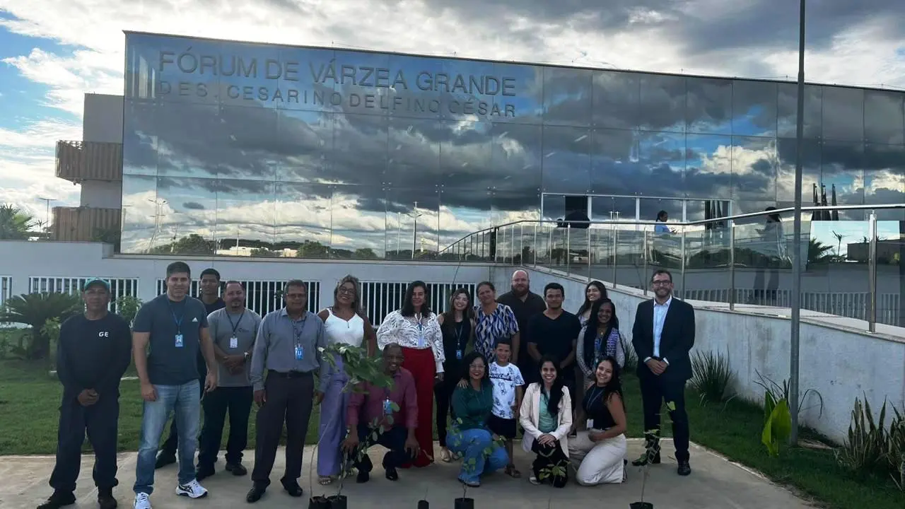 Plantio de árvores simboliza compromisso ambiental no encerramento do ReciclaJud em Várzea Grande