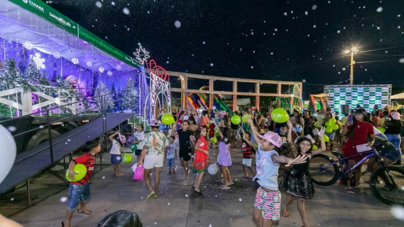 Carreta de Natal encanta famílias do Pedra 90