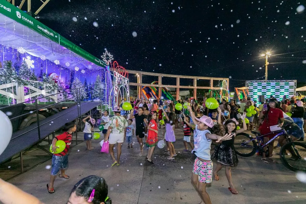 Carreta de Natal encanta famílias do Pedra 90
