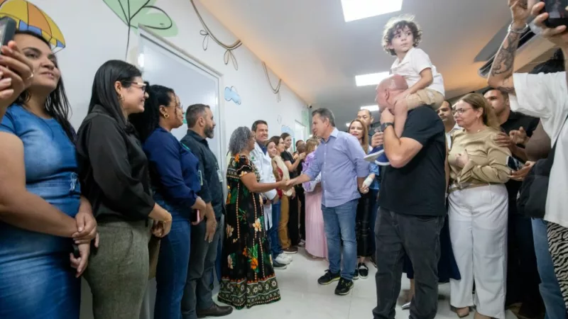 Ao lado do governador, prefeito inaugura centro médico 100% pediátrico