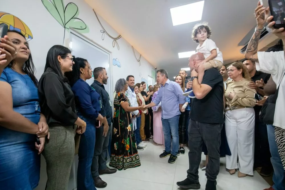 Ao lado do governador, prefeito inaugura centro médico 100% pediátrico