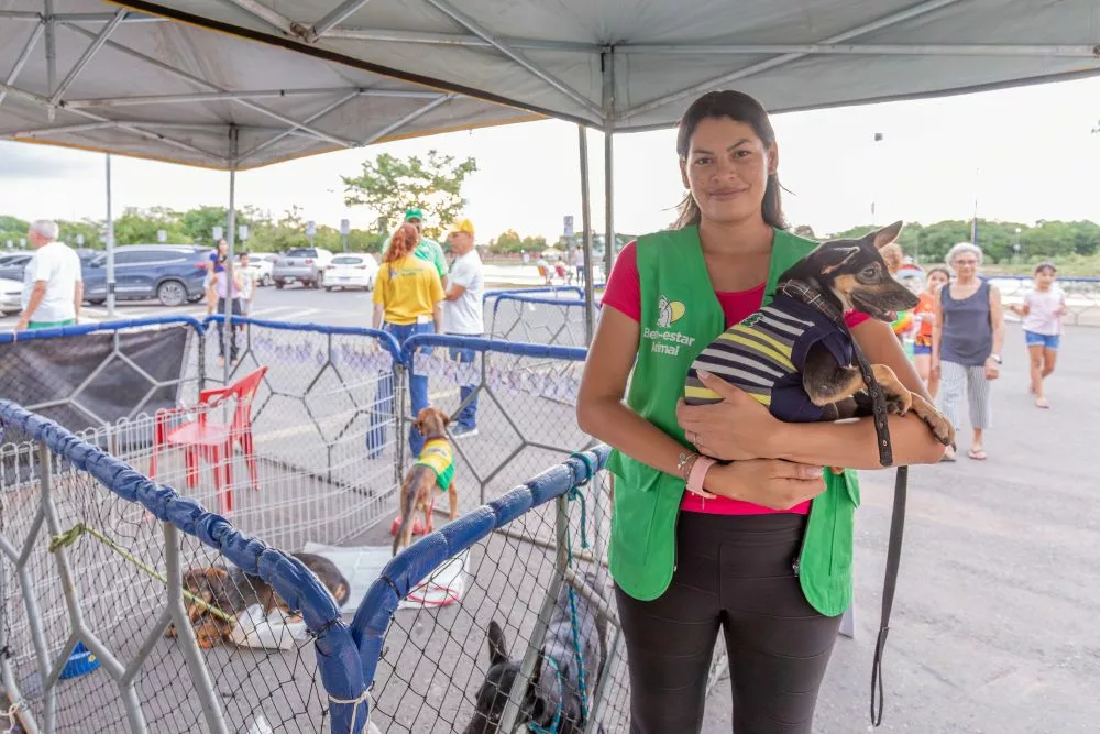 Feira de adoção no Parque Tia Nair incentiva cuidado, afeto e responsabilidade com os animais