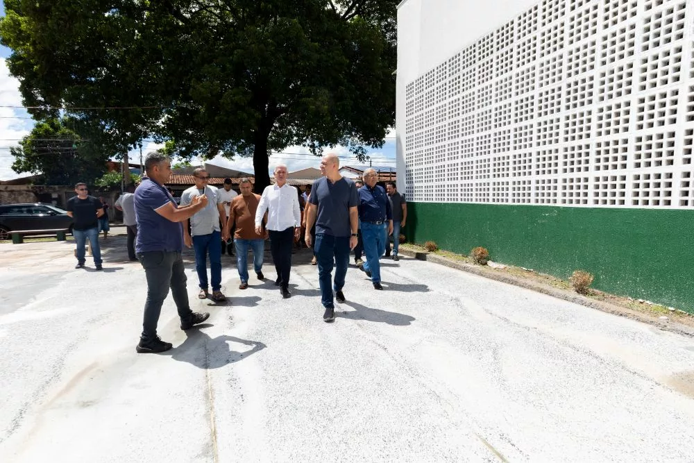 Prefeito inaugura estrutura do complexo multiuso no bairro Novo Terceiro
