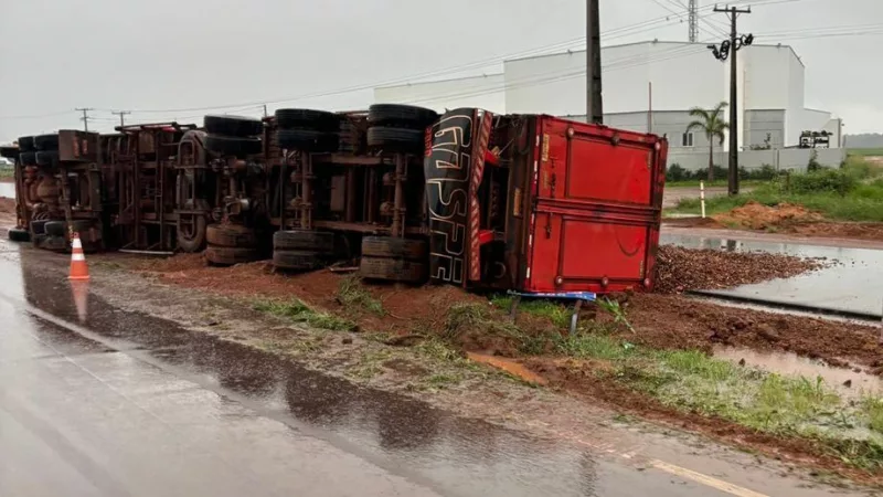 Sinop: carreta carregada com resíduos tomba na BR-163