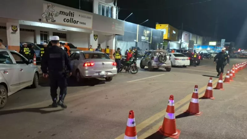 Lei Seca registra 11 autuações criminais durante ação na Avenida Carmindo de Campos, em Cuiabá